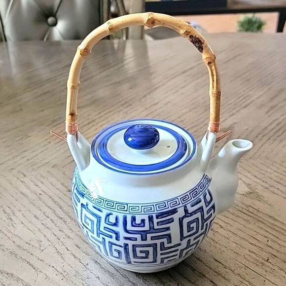Blue and white porcelain teapot rattan handle with strainer NWT - Picture 8 of 8